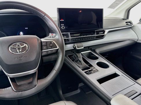 Certified 2025 Toyota Sienna XLE FWD image 33