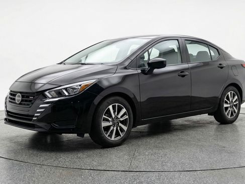Used 2025 Nissan Versa SV image 3
