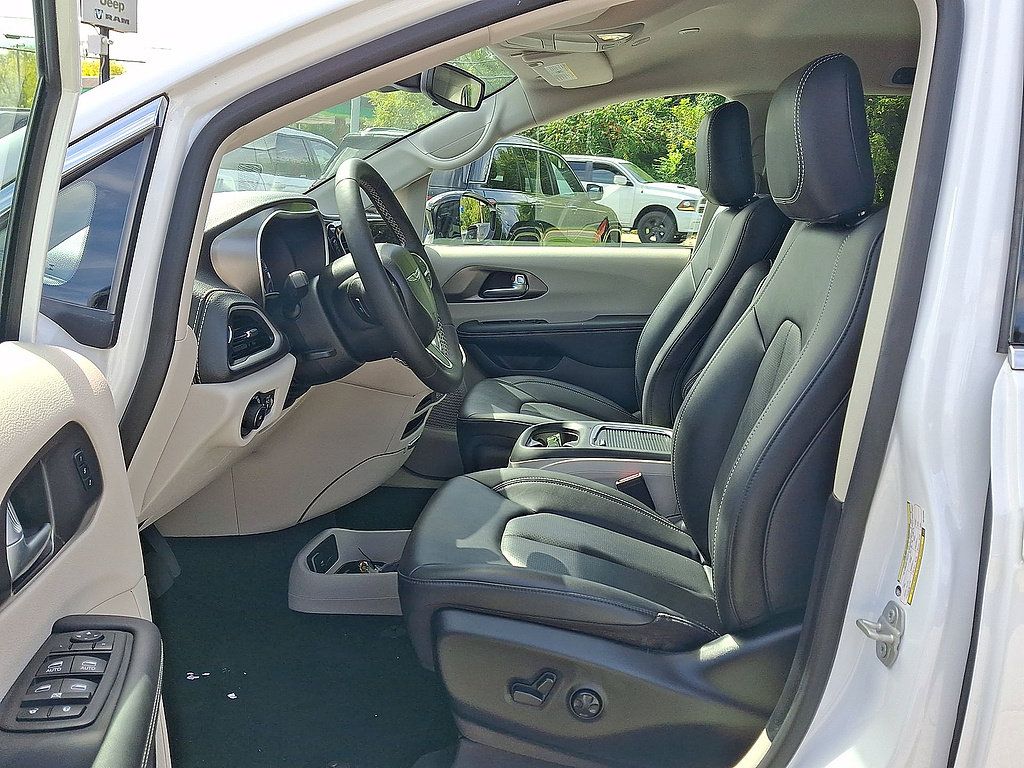 Used 2024 Chrysler Pacifica Touring-L FWD image 11