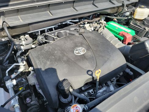 Used 2021 Toyota Highlander LE FWD image 25