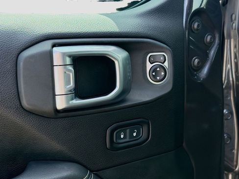 Used 2020 Jeep Wrangler Unlimited Sahara image 22