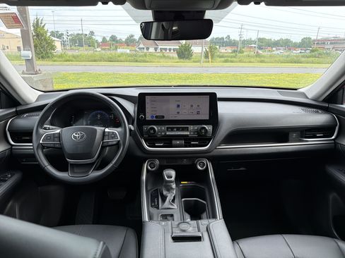 Used 2024 Toyota Grand Highlander AWD image 12
