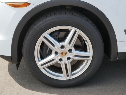 Used 2014 Porsche Cayenne Platinum Edition AWD/4WD image 9