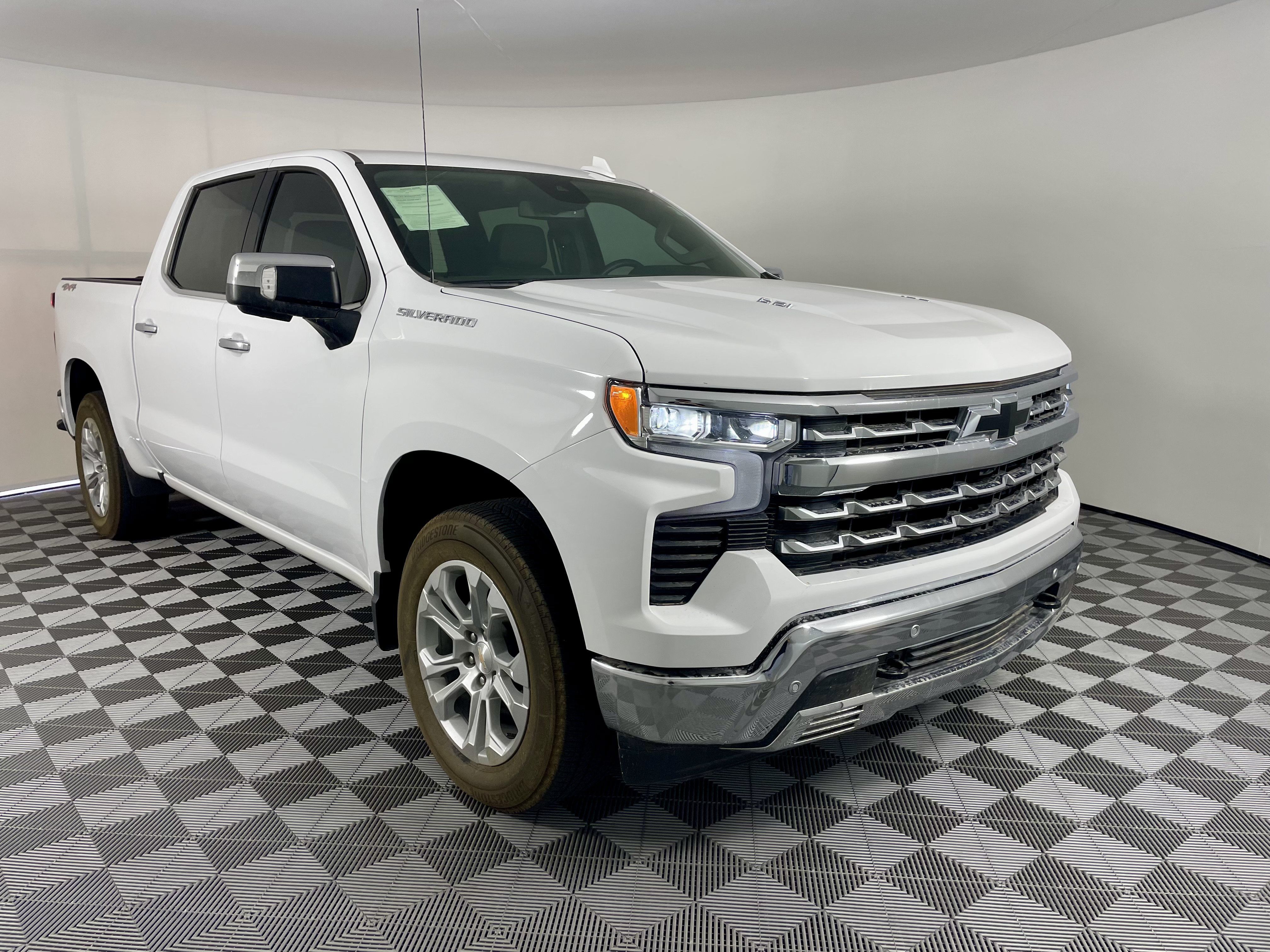 Used 2025 Chevrolet Silverado 1500 LTZ AWD/4WD image 5