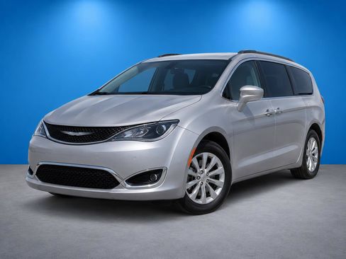 Used 2017 Chrysler Pacifica Touring-L FWD image 2
