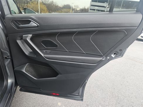 Certified 2024 Volkswagen Tiguan SE image 31