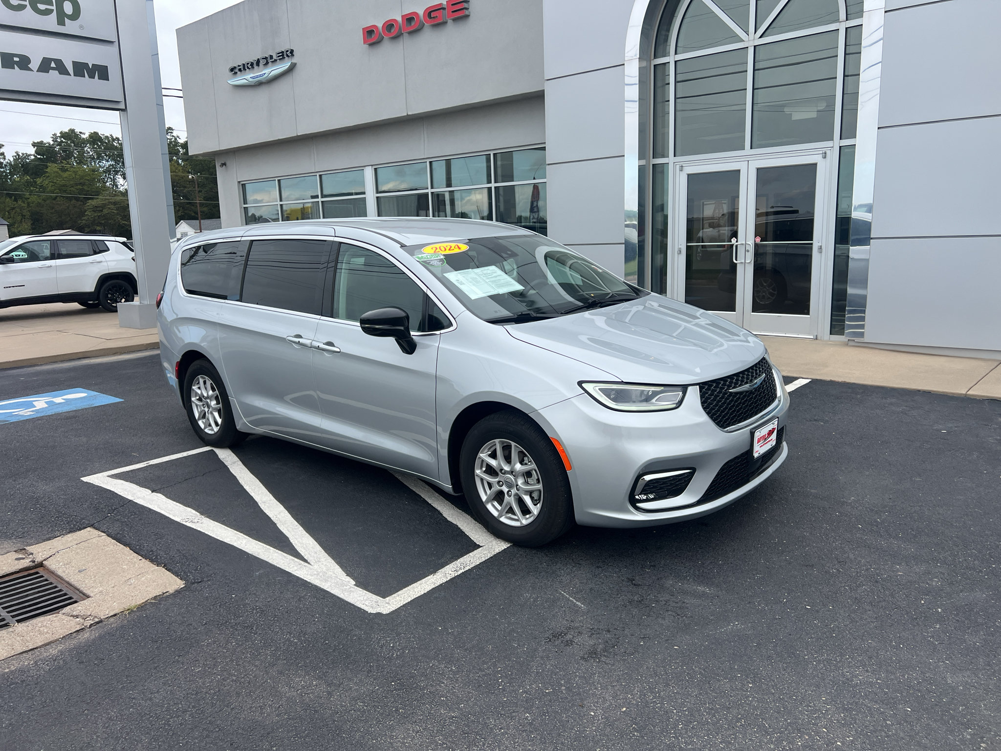 Used 2024 Chrysler Pacifica Touring-L FWD image 1