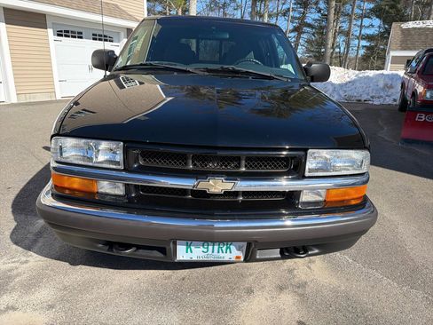Used 2001 Chevrolet S10 Pickup LS image 2