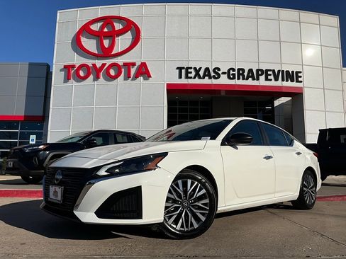 Used 2025 Nissan Altima 2.5 SV image 2