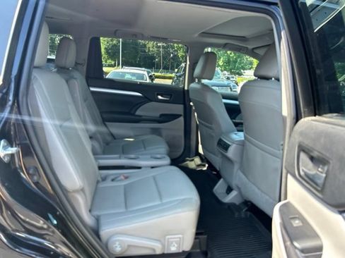Used 2017 Toyota Highlander SE AWD/4WD image 20