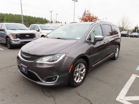 Used 2017 Chrysler Pacifica Limited image 3