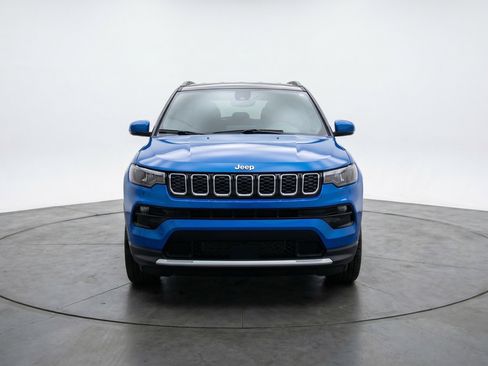 Used 2025 Jeep Compass Limited AWD/4WD image 2