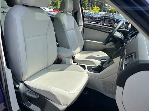 Certified 2024 Volkswagen Tiguan SE w/ Panoramic Sunroof Package FWD image 39