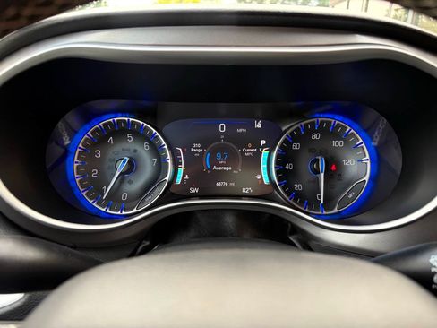 Used 2023 Chrysler Pacifica Touring-L FWD image 20