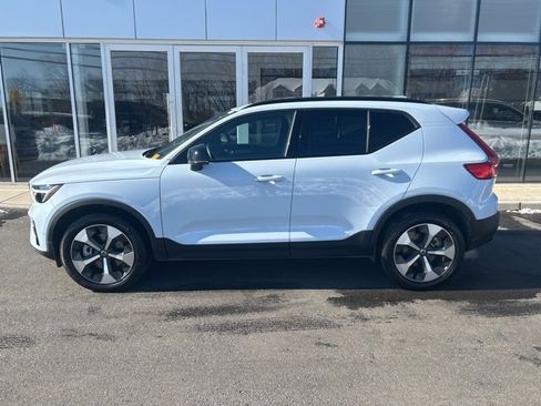 Certified 2025 Volvo XC40 B5 Plus image 2
