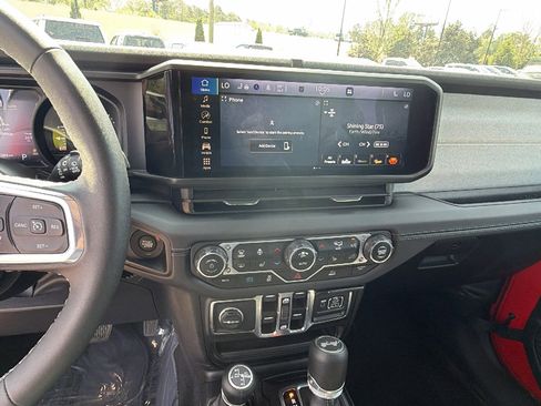 Used 2025 Jeep Wrangler Sahara image 32