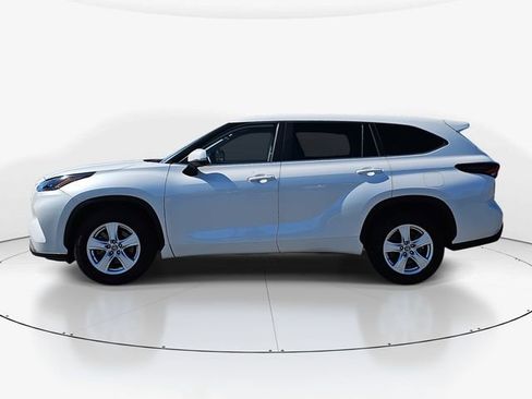 Used 2024 Toyota Highlander LE image 7