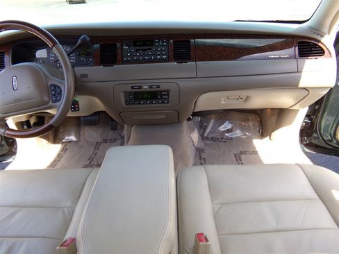 Used 2002 Lincoln Town Car Signature RWD image 28
