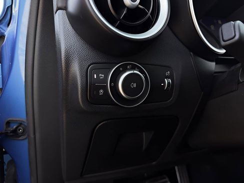 Used 2022 Alfa Romeo Stelvio Veloce image 18