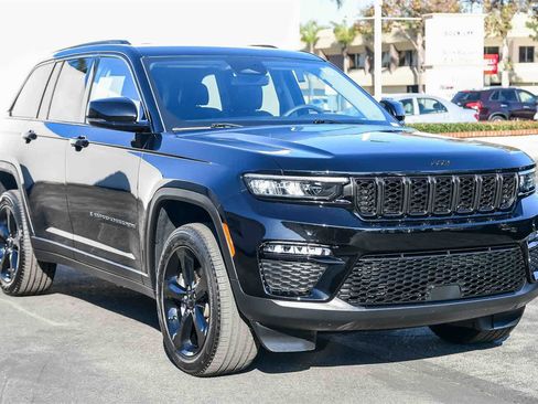 Used 2023 Jeep Grand Cherokee Limited w/ Black Appearance Package image 3