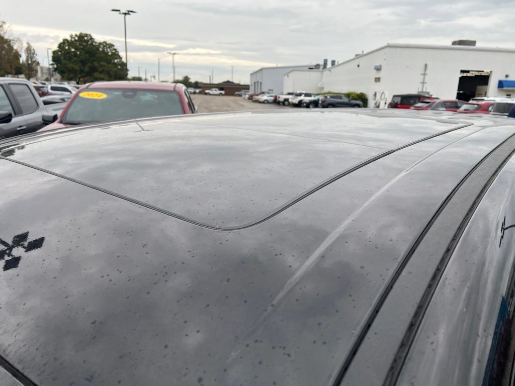 Used 2022 Chrysler Pacifica Limited w/ S Appearance Package FWD image 2