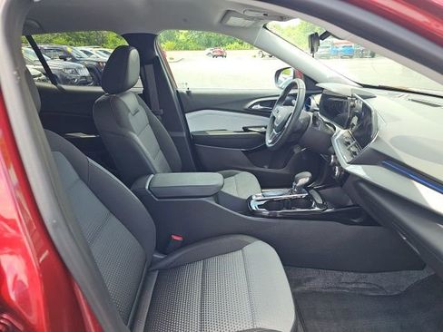 Used 2024 Chevrolet Trax LT w/ LT Convenience Package image 29