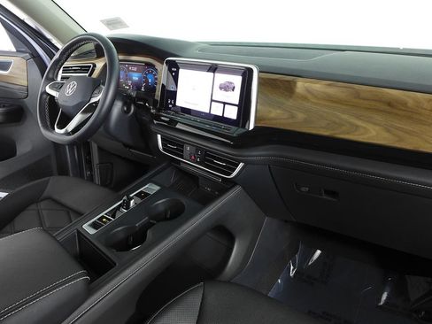 Used 2025 Volkswagen Atlas SE FWD image 13