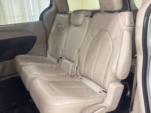 Used 2018 Chrysler Pacifica Touring-L w/ Tire & Wheel Group FWD image 21