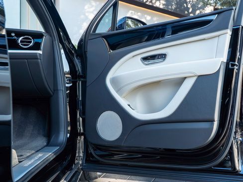 Used 2023 Bentley Bentayga Extended Wheelbase image 56