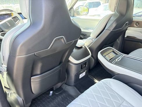 New 2026 Lincoln Navigator L Black Label AWD/4WD image 17