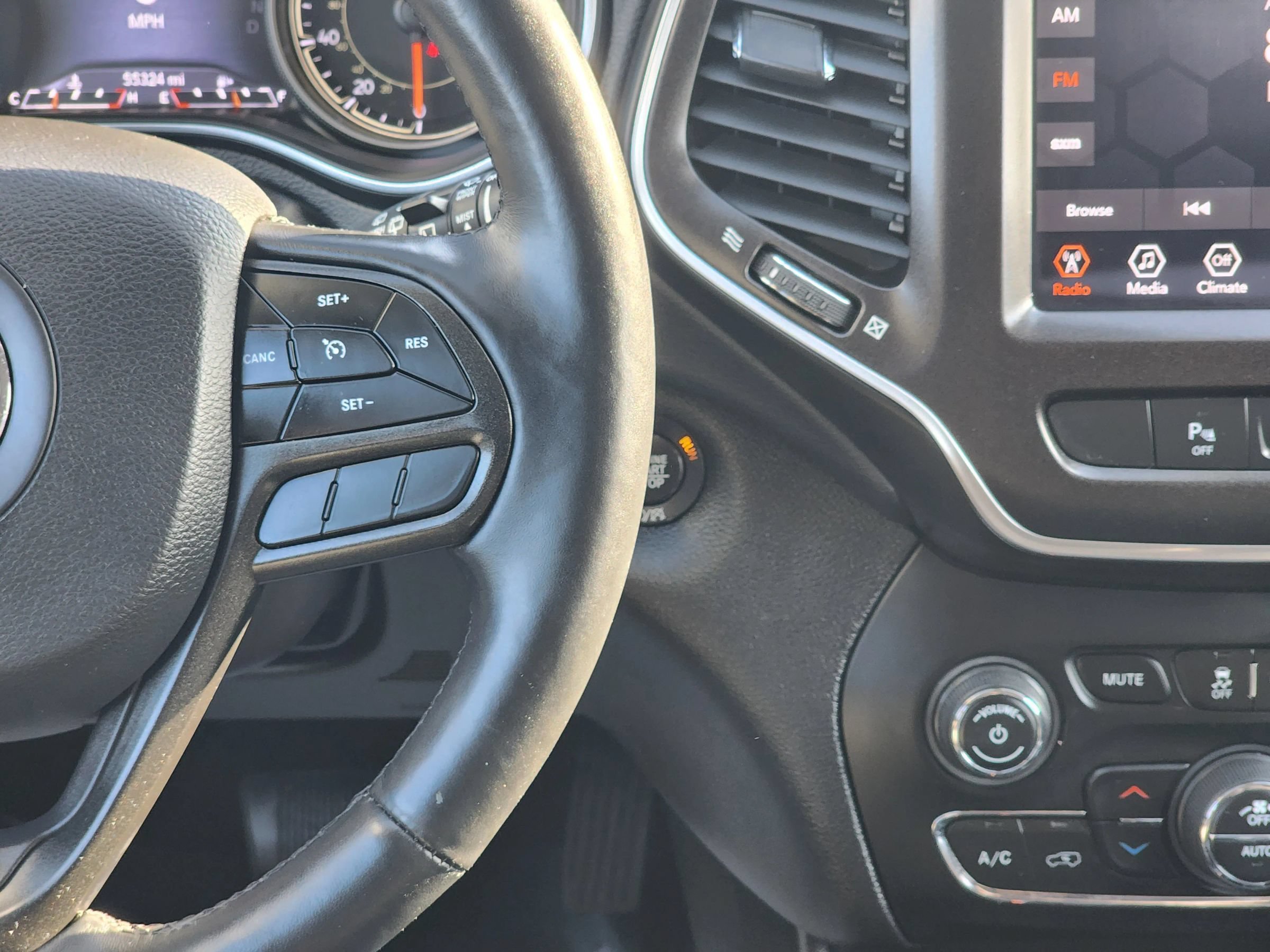 Used 2019 Jeep Cherokee Trailhawk w/ Cold Weather Group AWD/4WD image 13