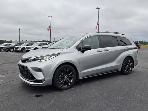 Used 2022 Toyota Sienna XSE image 3