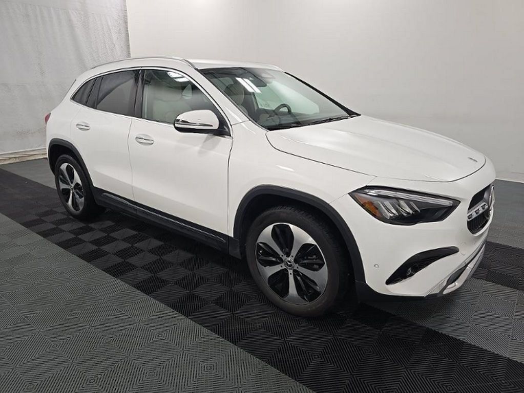 Used 2024 Mercedes-Benz GLA 250 4MATIC w/ Winter Heating Package image 3