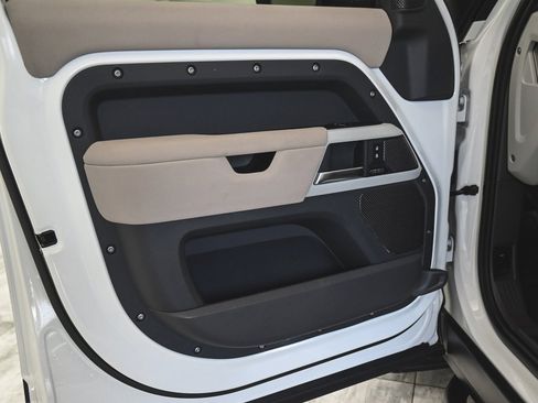 Used 2023 Land Rover Defender 110 X-Dynamic SE image 8