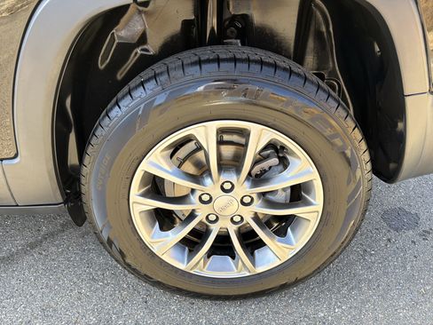 Used 2020 Jeep Cherokee Latitude Plus w/ Comfort/Convenience Group image 20