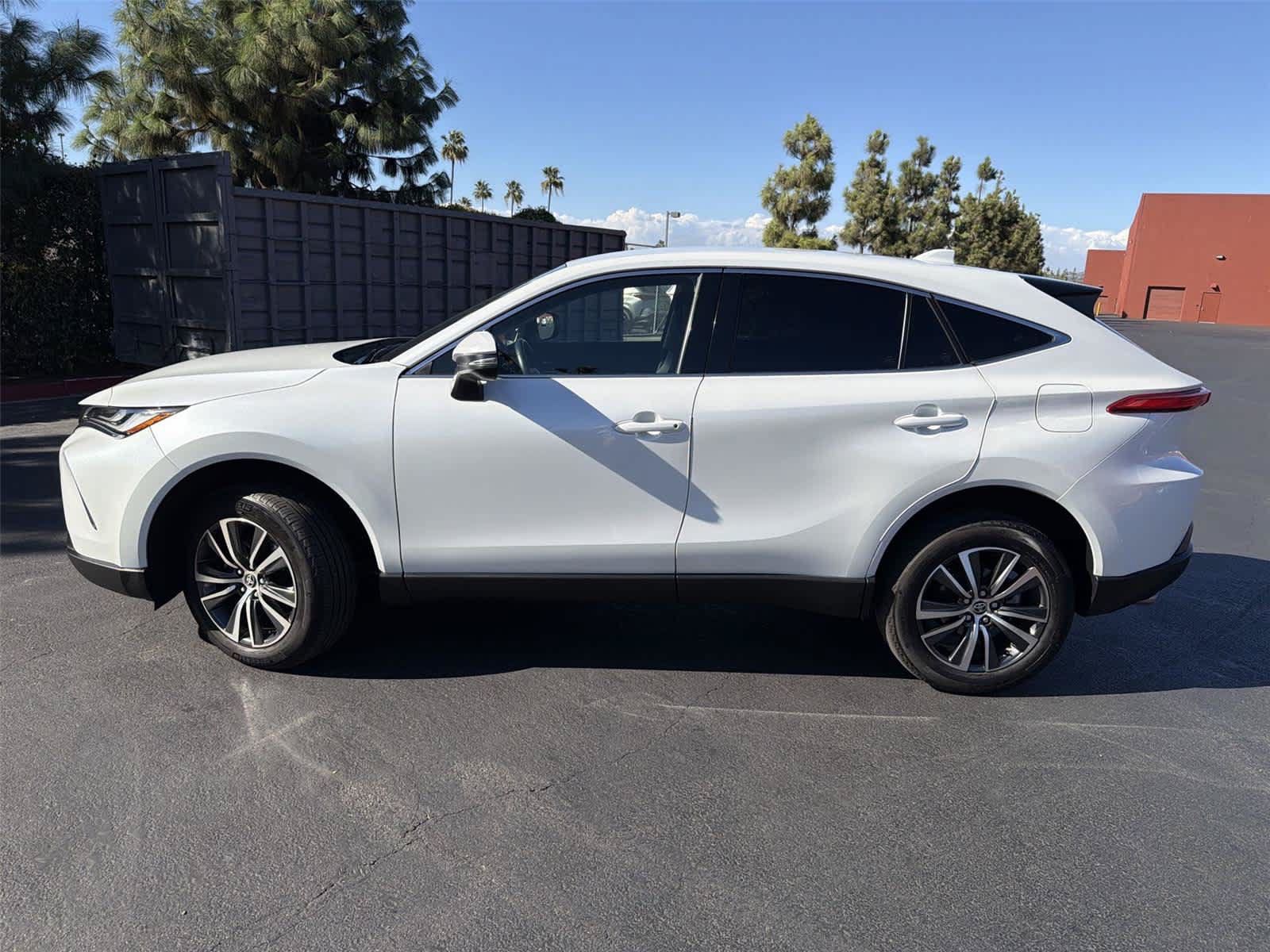 Used 2023 Toyota Venza LE AWD/4WD image 3