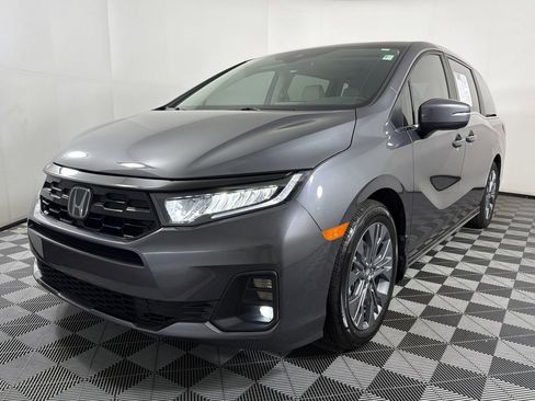 Used 2025 Honda Odyssey Touring image 3