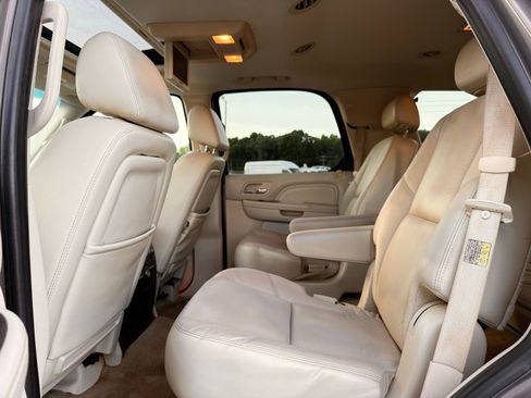 Used 2007 Cadillac Escalade AWD w/ Information Package image 21