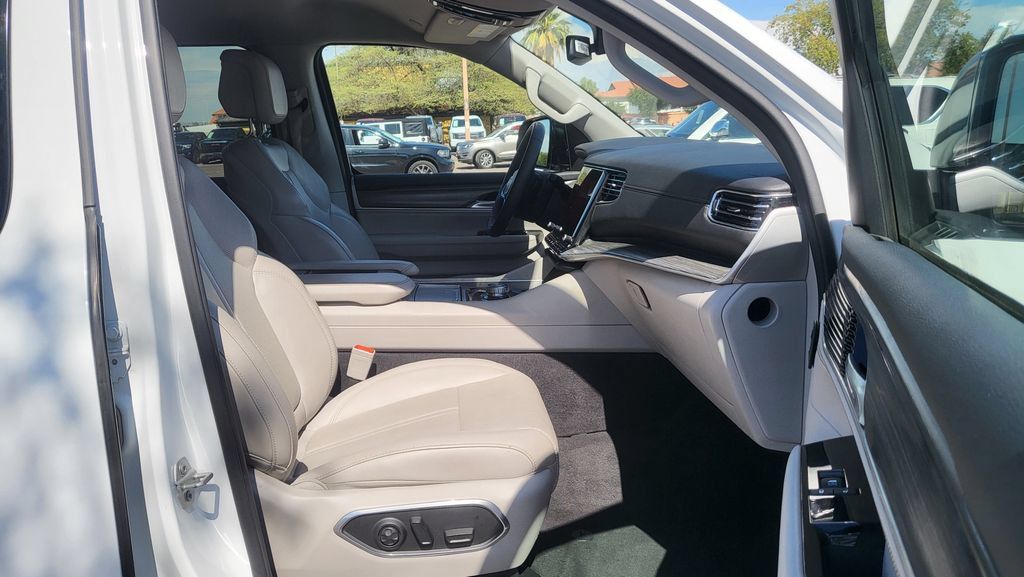 Used 2024 Jeep Wagoneer L Series II w/ Flexible Seating Group RWD image 23