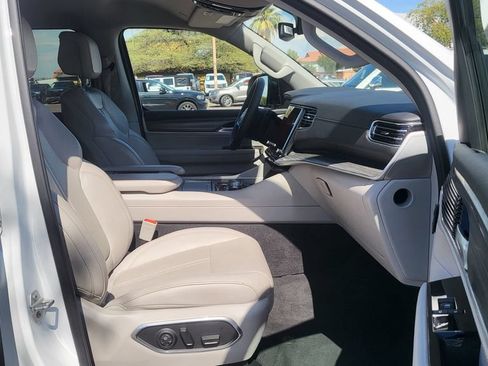 Used 2024 Jeep Wagoneer L Series II w/ Flexible Seating Group RWD image 23