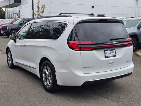 Used 2023 Chrysler Pacifica Limited FWD image 3