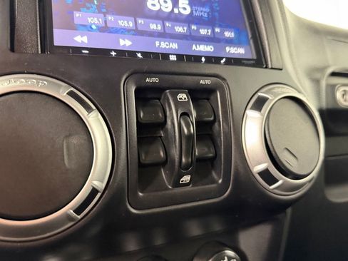Used 2015 Jeep Wrangler Unlimited Rubicon w/ Connectivity Group AWD/4WD image 21