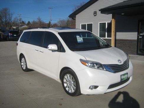 Used 2015 Toyota Sienna Limited Premium image 2