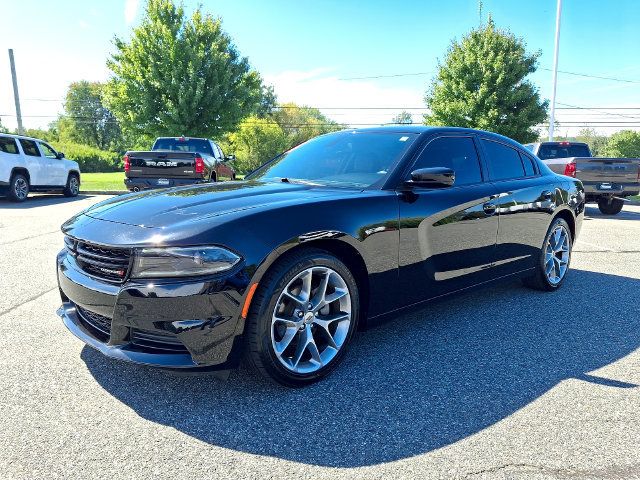 Used 2022 Dodge Charger SXT w/ Plus Group RWD image 3