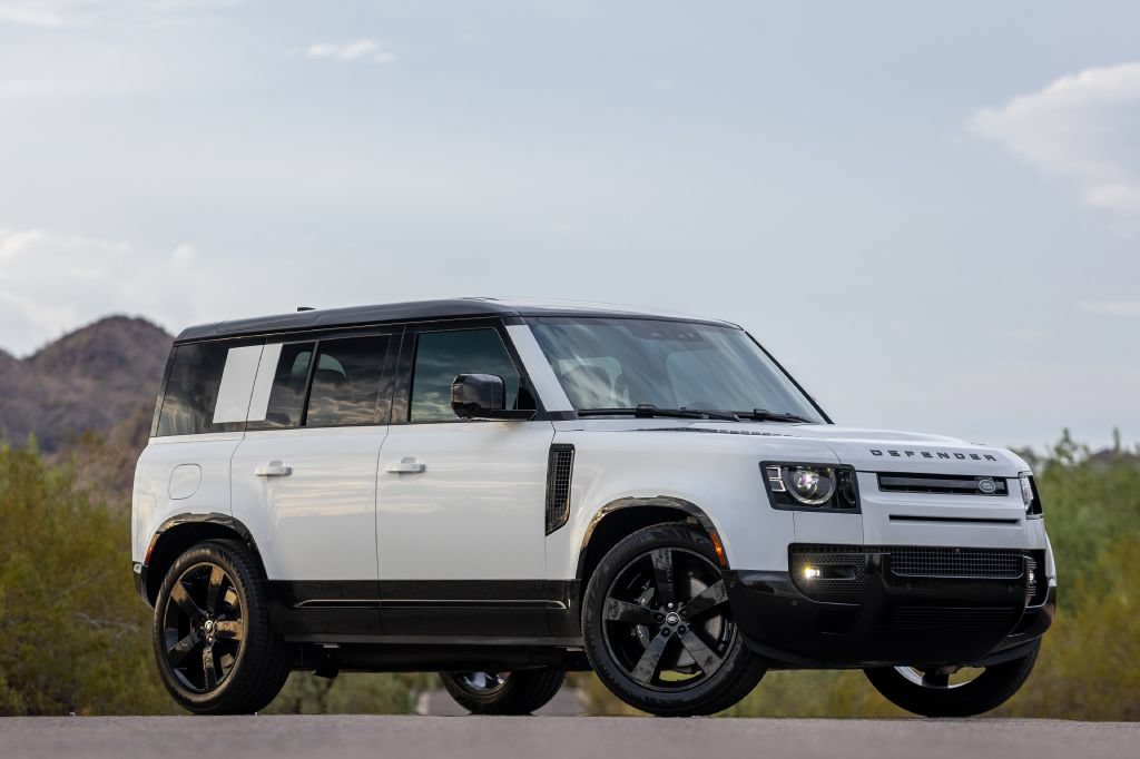 Used 2025 Land Rover Defender 110 V8 AWD/4WD image 1