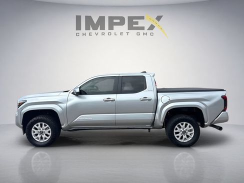Used 2025 Toyota Tacoma SR5 AWD/4WD image 2