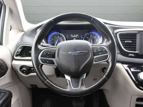Used 2020 Chrysler Pacifica Touring-L FWD image 26