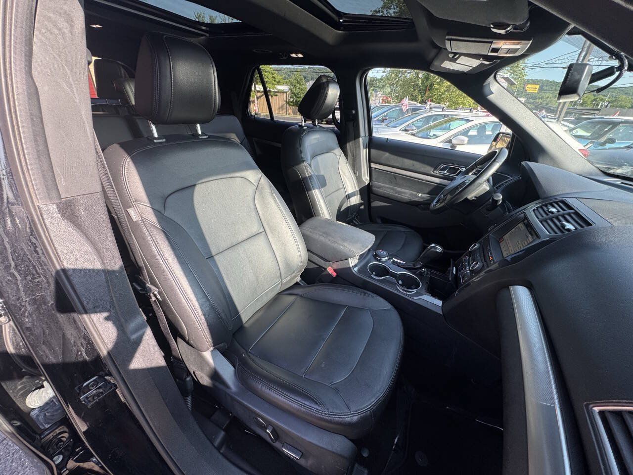 Used 2018 Ford Explorer XLT w/ Equipment Group 202A AWD/4WD image 32