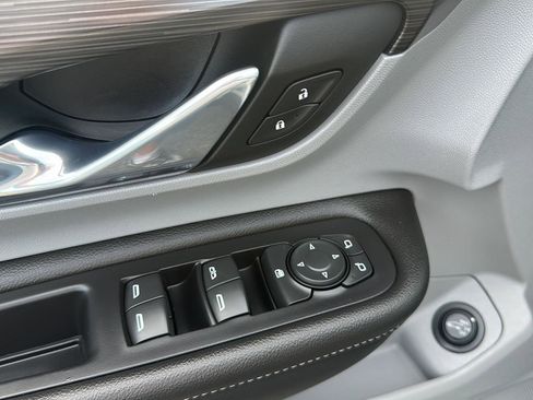 Used 2023 GMC Terrain SLE w/ Driver Convenience Package image 10