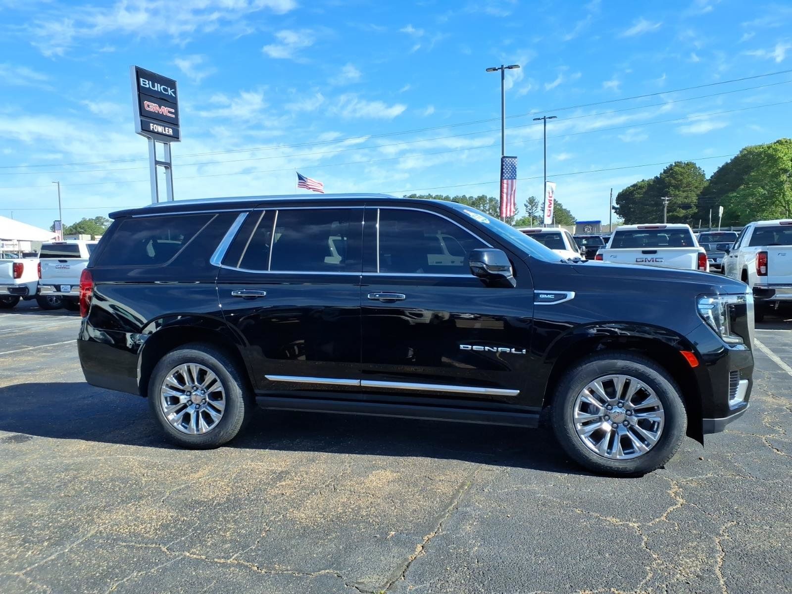 Used 2021 GMC Yukon Denali w/ LPO, Illumination Package AWD/4WD image 3